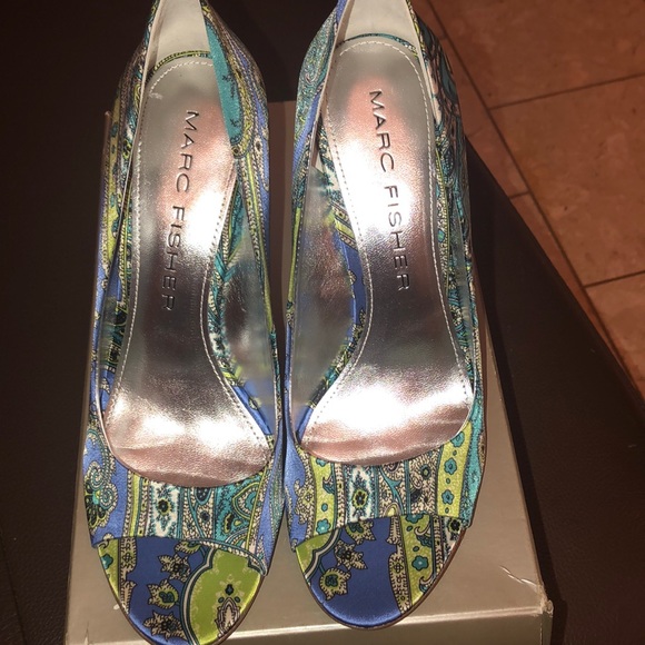 NWT MARC FISHER GREEN MULTI SATIN PEEPTOE HEELS